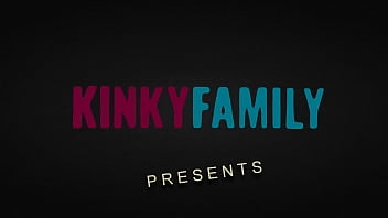Kinky Family - Follando a su hijastra Mazy Myers para vlog