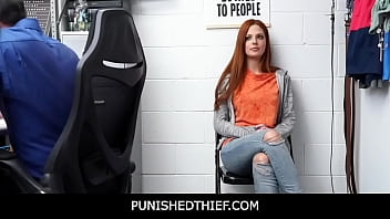 PunishedThief - ホットな若い女性万引き犯のスカーレット・メイが、テレビを盗んだ後、倒錯した損失防止オフィサーに犯された