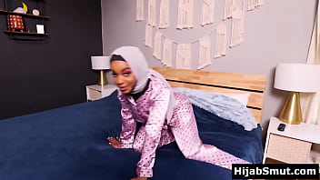 Heißes schwarzes Mädchen im Hijab ist bereit für den ersten Sex