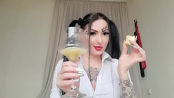 Сладкий и вкусный яблочный плевок для грязного мальчика. Откройте рот и насладитесь незабываемым коктейлем от Dominatrix Nika.
