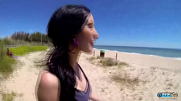 Europäische Touristin schleppt heißes Luder ab und fickt sie am Strand hart durch