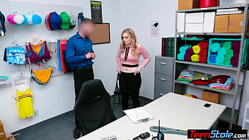 Горячая блондинка-сотрудница Дрездена трахнула полицейского с большим членом, чтобы сохранить свою работу