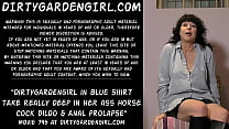 青いシャツの Dirtygardengirl は、彼女のお尻の馬のコック ディルド & 肛門脱に本当に深く入ります