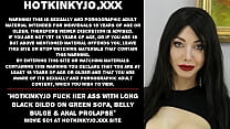 Hotkinkyjo fode a bunda dela com um vibrador preto comprido no sofá verde, barriga protuberante e prolapso anal