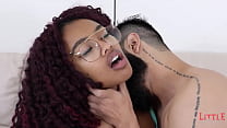Debutto nel porno, giovane ragazza nera con culo molto caldo che scopa per la prima volta nel porno davanti alle telecamere - Little Devils # 27 Vitoria Smith