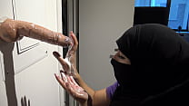 Une femme musulmane arabe adore sucer de grosses bites non coupées