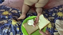 Meine Analsklavin isst ein leckeres Sandwich, das in ihrem Arschloch zubereitet wird