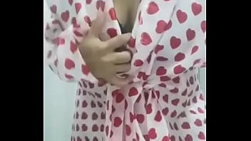 Manželka mého souseda mi ukazuje svá prsa na skutečném domácím videu