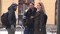 Две горячие блондинки подцепили случайного парня для траха с Умой в фургоне