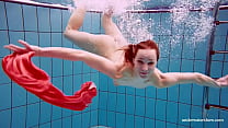 Adorável jovem morena nadando nua