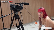 Machos batendo punheta pra atriz pornô Karol RedXX - Bastidores da EROTIKAXXX - CENA COMPLETA NO RED