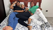Смотрю фильм с моим парнем и его лучшим другом, который ложится рядом со мной и начинает трогать мою задницу рядом с моим отвлеченным парнем НТР Нетори