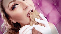 ASMR 食べる食べ物フェチ ビデオ - チョコレートマンを食べる中かっこの女の子 - 巨大な丸呑み (Arya Grander)