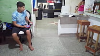 мой сводный брат не разрешает мне стирать одежду, потому что хочет, чтобы мы трахались до того, как кто-нибудь придет