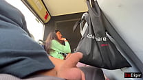 Uma garota estranha se masturbou e chupou meu pau em um ônibus cheio de gente
