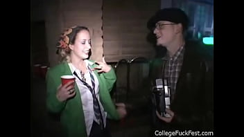 Студентка колледжа трахается, пока другие смотрят во время вечеринки College Fuck Fest