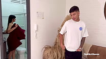 彼はシャワー中の彼女を見た