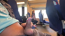 Una chica desconocida se masturbó y me chupó en el tren en público