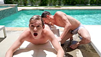 La fiesta en la piscina se convierte en un maratón salvaje de sexo anal cuando los dos hermanastros Taylor Reign y Jack Bailey comienzan a tener sexo junto a la piscina, ¡y en la piscina!