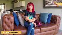 Schüchterne zierliche 18jährige rothaarige Latina anal im Vorstellungsgespräch