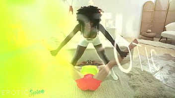Erotic Spice - Sexy Ebony professora de ioga MILF engole grande pau com sua grande bunda preta suculenta durante treino de ginástica suado