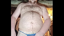 Hot vídeo caseiro de uma aldeia RUSSA GAY.Magnificamente masturbado em um azul THONG e UM ENORME dildo na bunda!