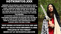 Sexy Viking Hotkinkyjo fodendo sua bunda com vibrador gordo de mrhankey e prolapso anal na floresta