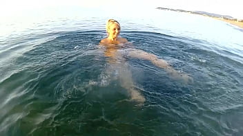 Erstaunlicher Wasserfick am öffentlichen Strand mit Unterwasser-Blowjob
