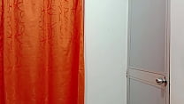 Я нахожу в комнате босса использованный фаллоимитатор со спермой, она приходит за ним и намекает на меня, она меня раздевает и начинает давать мне свой язык в мою киску, мы вкусно трахались