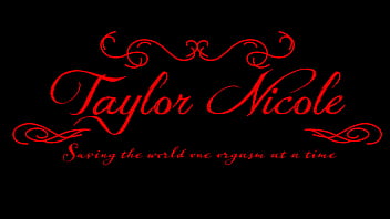 Taylor Nicole: culo spalancato in pubblico