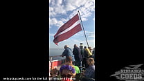 на круизном лайнере с Бекки Берри за кадром делает минет от первого лица, пока ее лучшая подруга наблюдает с верхней двухъярусной кровати