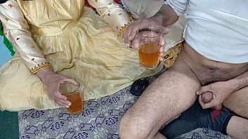 Индийскую новобрачную невесту трахнули в анал умным дилдо после здорового сока