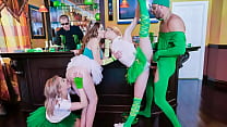 Trois poussins fous commencent une orgie dans un pub le jour de la Saint-Patrick