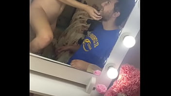 T-Girl baise le visage de son petit ami et lui fait sucer sa bite pour prouver son amour