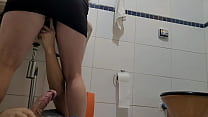 我穿着裙子回答水管工只是为了看看我是否有他的鸡巴