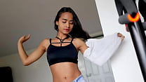 Спортивная красотка в спортзале соблазняет соседку по комнате для анальной растяжки в первый раз после тренировки по пилатесу - Daniela Ortiz