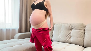 Gozar duas vezes na madrasta ruiva grávida de nove meses - ela chupa e cavalga o pau melhor