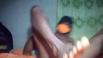 Lusty nigérian btm enfonce le concombre dans le cul