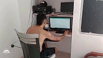 Моя сводная сестра настолько возбуждена, что приходит помочь мне с работой, но на самом деле она хочет, чтобы я надрал ей задницу своим членом
