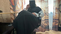 Арабская жена разговаривает по телефону с мужем и мастурбирует киску через колготки