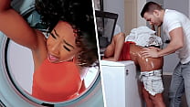 Toccando la mamma nera della mia ragazza bloccata nella lavatrice - MILFED