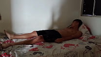 Пока я отдыхаю, моя сводная сестра нежно приподнимает меня, чтобы я мог жестко ее трахнуть