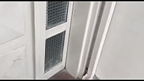 Я расслабляюсь в своем доме, пока не приходит евангелист, чтобы проповедовать мне слово, я слушал ее в обмен на хороший минет