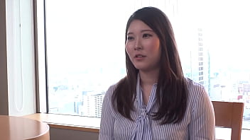 https://x.gd/rHZQY 섹스가 취미라고 말하는 성적으로 활동적인 유부녀가 남편의 허락을 받아 포르노에 출연하게 된 것! 그녀는 큰 자지를 맛보고 그것이 그녀의 털이 많은 보지에 삽입될 때 기쁨에 빠져듭니다!