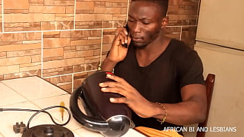 アフリカのバイとレズビアンに関するテレビのトラブルシューティング中に、便利屋の技術者がクライアントと前例のないファックをハメ撮り