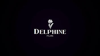 Delphine Films – 曲線美の天然ラティーナ、バイオレット・マイヤーズがセックスのためにドレスアップする