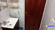 Я домашняя шлюха, я ищу парня, который находится в ванной, чтобы он мог трахнуть меня, так как мой парень возбуждает меня