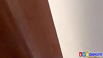 Парень будит свою девушку, потому что пришло время трахнуть все, что они оставили дома, и извращенный 18-летний парень трахает свою похотливую девушку в задницу