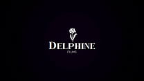 Delphine Film – 曲線美のブルネットの若い女性、リリー・ルーがセラピストとセックス