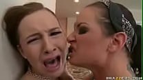 Dominika e Lulu garotas lésbicas tentadoras fazem sexo ao ar livre - SlutLoad.com